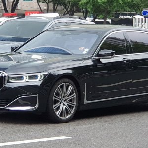 2022-BMW-V12001.jpg