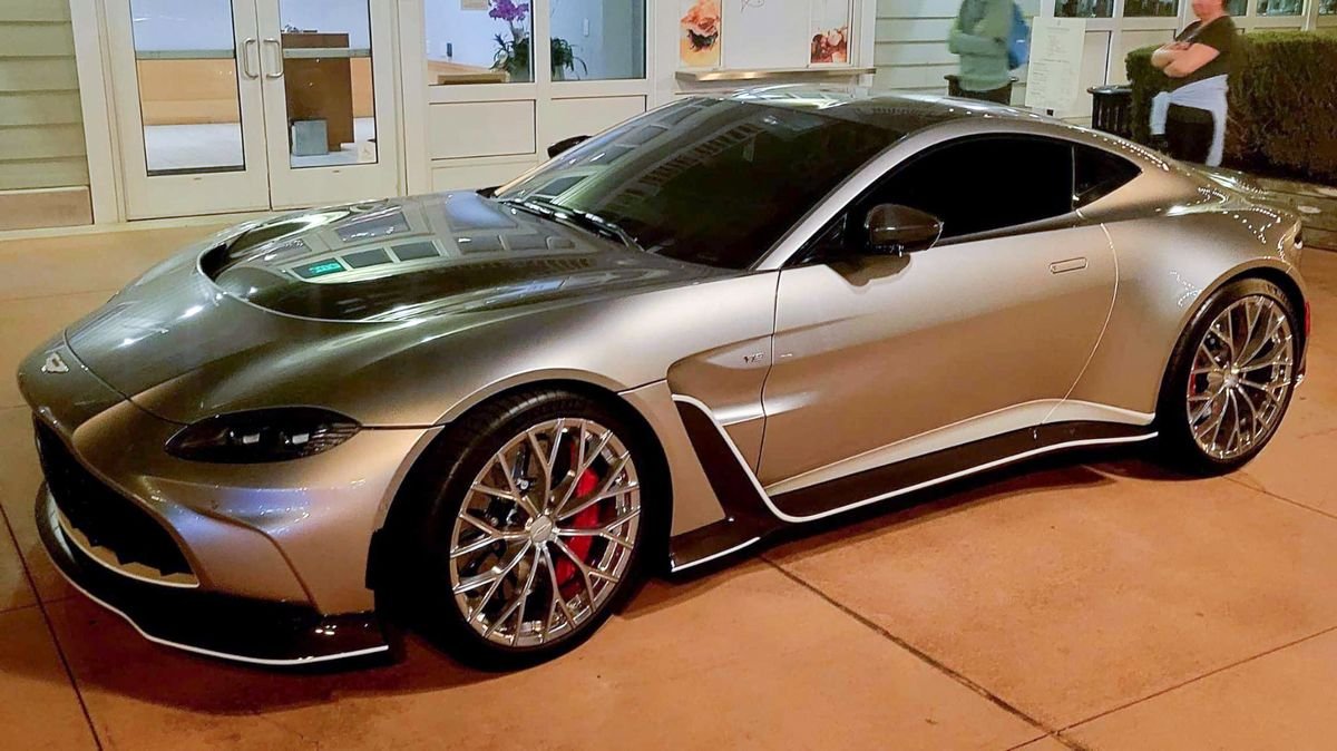 Vantage-V12.jpg